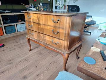 Vintage queen anne dressoir