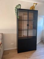 Stijlvolle zwarte vitrinekast met glazen deuren, Huis en Inrichting, Kasten | Vitrinekasten, 150 tot 200 cm, 25 tot 50 cm, Met deur(en)