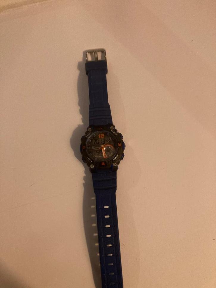 Een leuke horloge te koop, Sieraden, Tassen en Uiterlijk, Horloges | Kinderen, Zo goed als nieuw, Jongen of Meisje, Blauw, Ophalen of Verzenden
