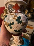 Antieke Vaas met Bloemmotieven en Gouden Accenten, Ophalen