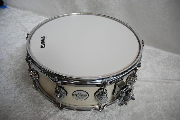 DW Design snaredrum maple met nieuw UV1 vel 14x5 inch, Muziek en Instrumenten, Instrumenten | Onderdelen, Gebruikt, Drums of Percussie