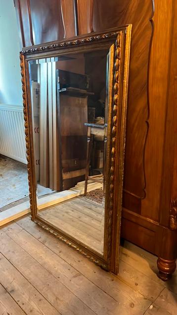 Facet geslepen spiegel met gouden bewerkte lijst beschikbaar voor biedingen