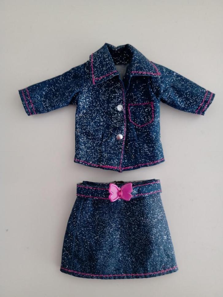 Verschillende Barbie kleding voorzien van een Barbie Label, Verzamelen, Poppen, Gebruikt, Kleertjes, Ophalen of Verzenden