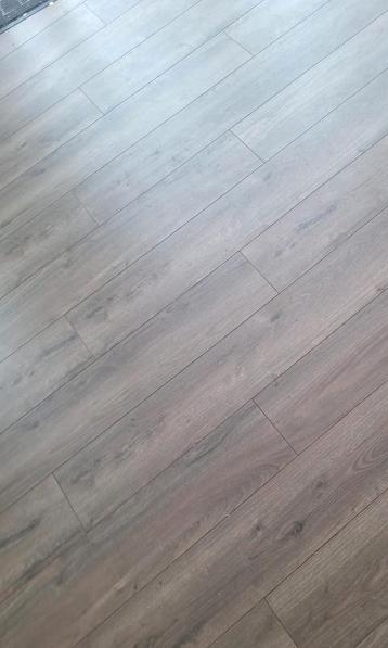 Laminaat vloer te koop moet voor 6 november opgehaald worden beschikbaar voor biedingen