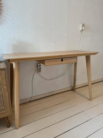 Smal bureau IKEA Lisabo beschikbaar voor biedingen