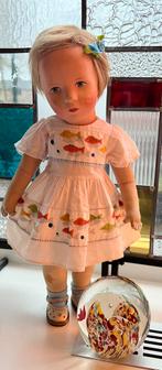 Aandoenlijke Kathe Kruspop 36 cm, Verzamelen, Poppen, Ophalen of Verzenden, Zo goed als nieuw, Pop