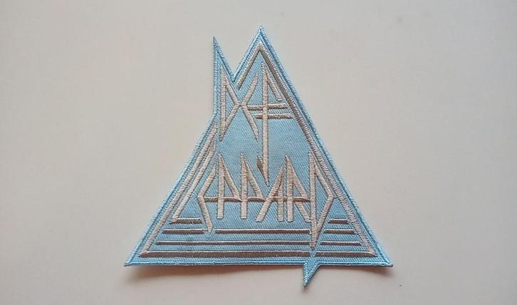 Def Leppard erg  mooie shaped logo patch d58, Verzamelen, Muziek, Artiesten en Beroemdheden, Nieuw, Kleding, Verzenden