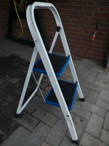 2 trede trapje  beschikbaar voor biedingen