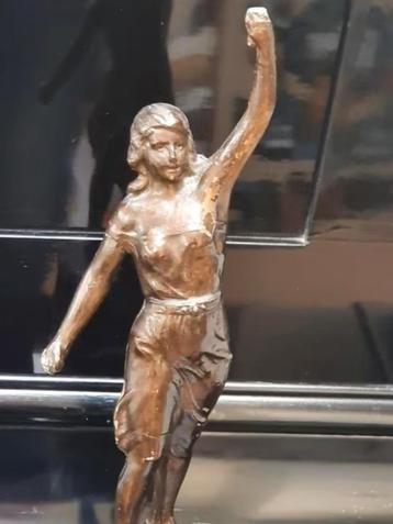 beeldje tin en verbronsd van een vrouw. beschikbaar voor biedingen