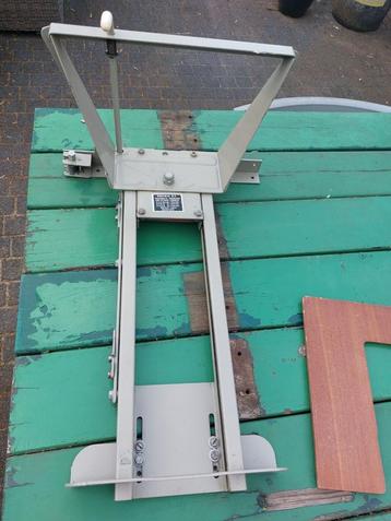 Naaimachine lift beschikbaar voor biedingen