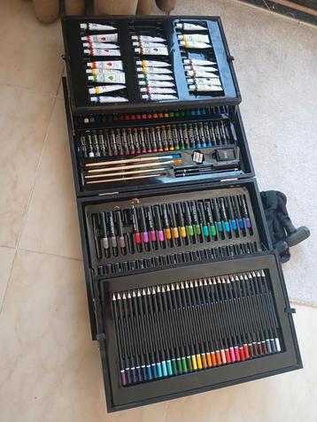 
174 delige tekenset met verf, krijr, potlood, stift, pastel beschikbaar voor biedingen