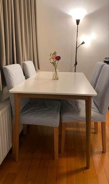 Tafel (Fanbyn) inclusief vier stoelen (Bergmund) beschikbaar voor biedingen