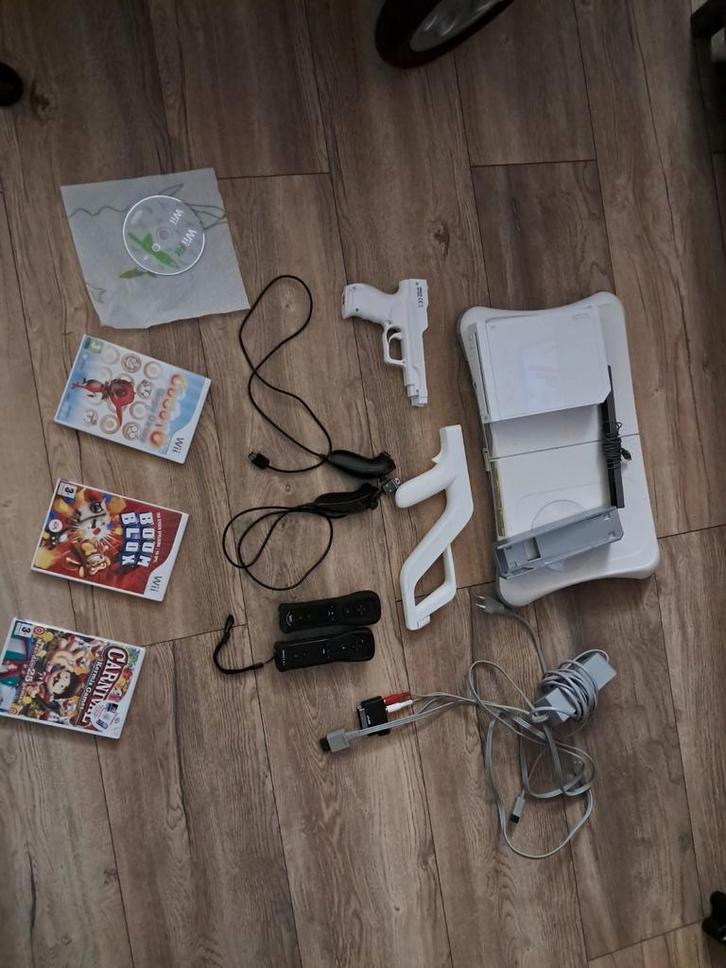 Nintendo Wii met toebehoren, Spelcomputers en Games, Spelcomputers | Nintendo Wii, Gebruikt, Met 2 controllers, Ophalen of Verzenden