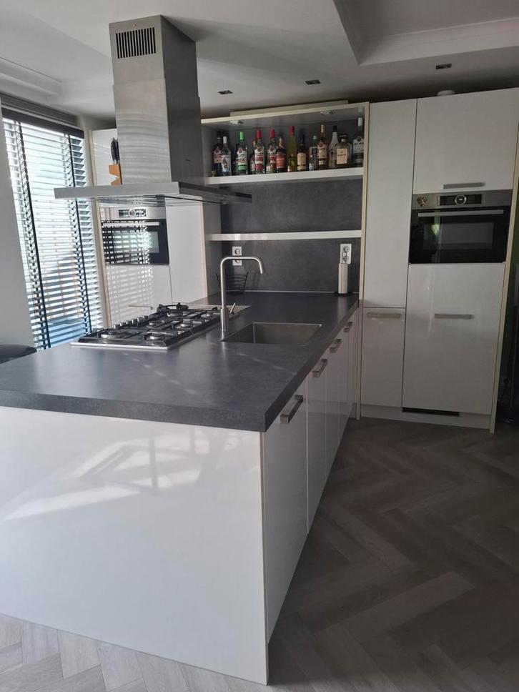 Hoogglans witte keuken met luxe apparatuur, Huis en Inrichting, Keuken | Complete keukens, Gebruikt, Overige typen, Wit, Kunststof