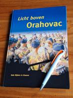 Licht boven Orahovac.Gele Rijders in Kosovo.1 (NL) Arty Bn, Ophalen of Verzenden, Tweede Wereldoorlog, Zo goed als nieuw, Overige onderwerpen