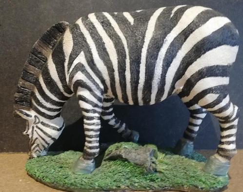 Zebrapaard, grazend. Polyresin. 26/20 cm., Verzamelen, Beelden en Beeldjes, Zo goed als nieuw, Dier, Ophalen