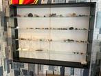 Glazen vitrinekast met edelstenen en kristallen, Sieraden, Tassen en Uiterlijk, Edelstenen, Ophalen, Zo goed als nieuw