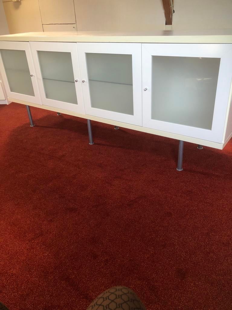Wit IKEA dressoir met melkglazen deuren  €30,00, Huis en Inrichting, Kasten | Buffetkasten, Gebruikt, 150 tot 200 cm, Ophalen of Verzenden