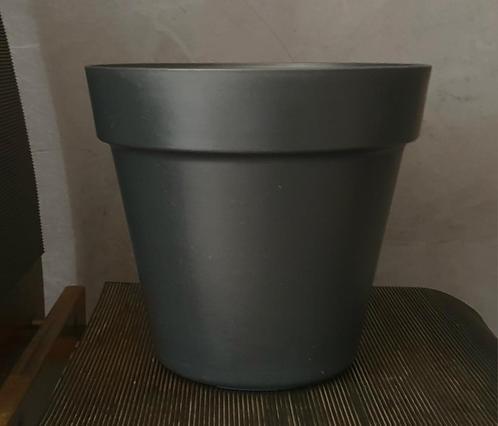 Grote nieuwe antraciet Made In Holland buitenpot met 'boord', Tuin en Terras, Bloembakken en Plantenbakken, Nieuw, Kunststof, Binnen