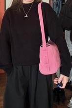 Trendy pink suede bag, Sieraden, Tassen en Uiterlijk, Tassen | Damestassen, Ophalen of Verzenden, Nieuw, Roze, Schoudertasje