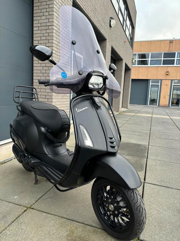 Vespa sprint 2020 geel kenteken full option topstaat!, Fietsen en Brommers, Snorfietsen en Snorscooters, Zo goed als nieuw, Vespa