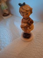 Hummeltje met beertje. Beeldje van Goebel ❤️, Verzamelen, Ophalen of Verzenden, Zo goed als nieuw, Hummel