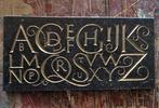 beeldhouwwerkstuk ALFABET, Antiek en Kunst, Kunst | Beelden en Houtsnijwerken, Ophalen of Verzenden