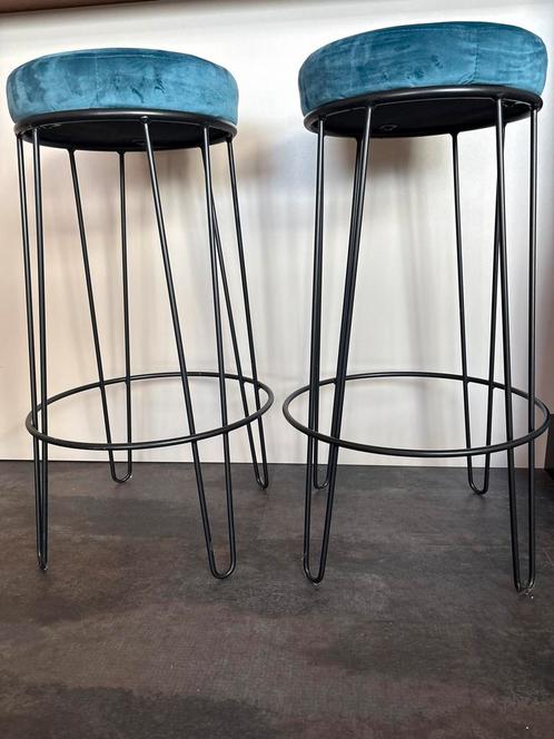 2 Velvet Barkrukken - Blauw & Zwart, Huis en Inrichting, Barkrukken, Zo goed als nieuw, 60 tot 90 cm, Metaal, 2 krukken, Met voetsteun