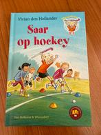 Vivian den Hollander ~ Saar op hockey, Ophalen, Zo goed als nieuw, Fictie algemeen