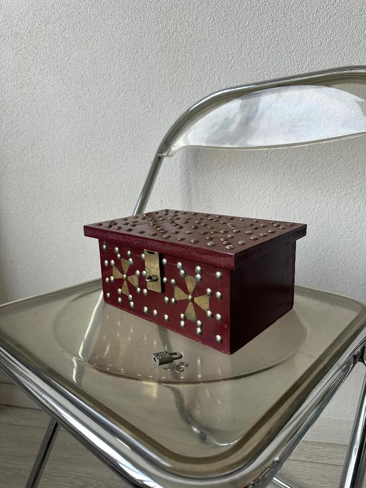 vintage kistje hout rood met messing details sieradendoosje, Antiek en Kunst, Antiek | Woonaccessoires, Ophalen of Verzenden
