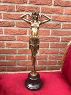 bronzen beeld, elegante dame in evenwichtige pose, Ophalen of Verzenden, Brons