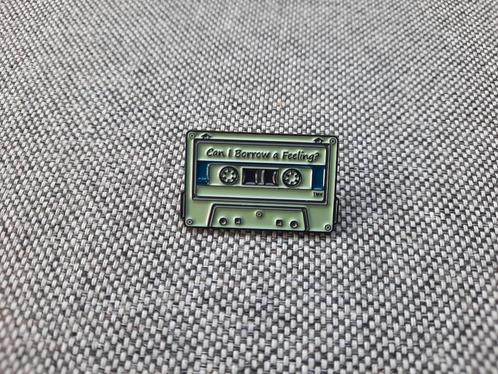 1 mooie groenige pin van een cassettebandje te koop, Verzamelen, Speldjes, Pins en Buttons, Nieuw, Speldje of Pin, Overige onderwerpen