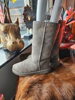 Grijze UGG Classic Tall Maat 37 - Gedragen, Kleding | Dames, Schoenen, Hoge laarzen, UGG, Ophalen of Verzenden, Grijs