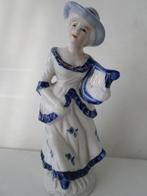 Delfts blauw beeldje porselein. Barok vrouw met harp / lier, Ophalen, Zo goed als nieuw, Mens