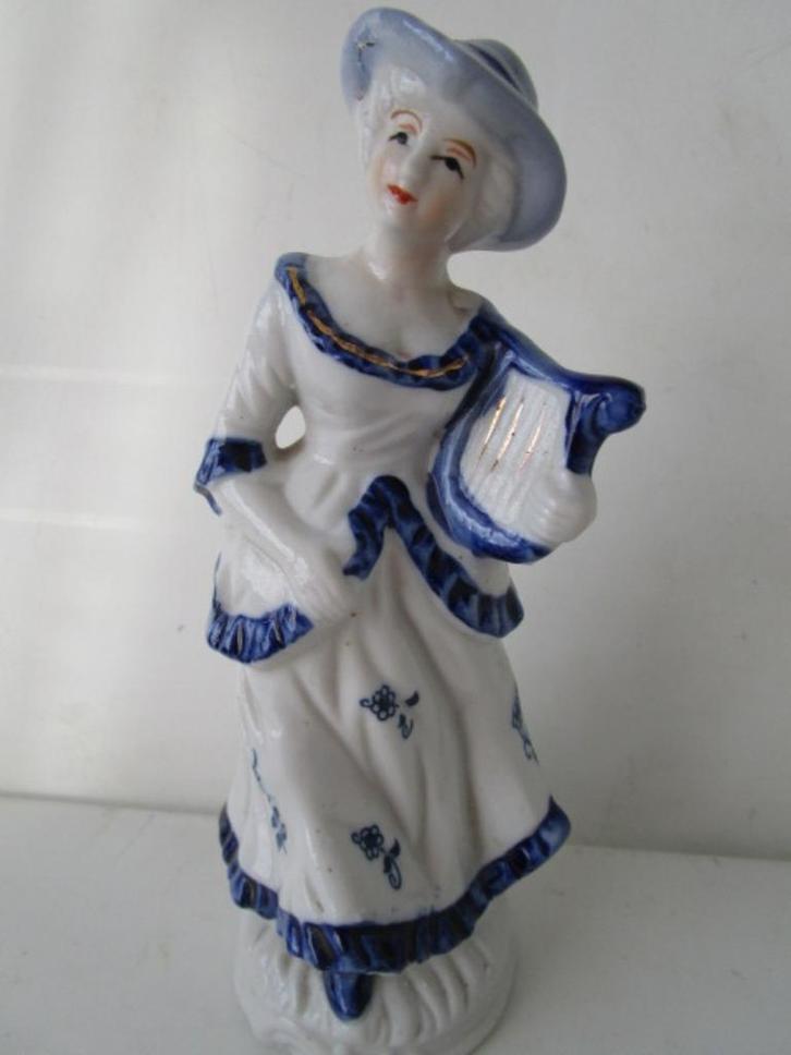 Delfts blauw beeldje porselein. Barok vrouw met harp / lier, Verzamelen, Beelden en Beeldjes, Zo goed als nieuw, Mens, Ophalen