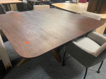 Tafel vierkant notenhout 150x150 afgeronde hoeken matrixpoot beschikbaar voor biedingen