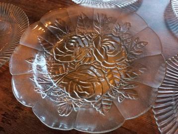 4 glazen schalen met swirl-design/1 schaal rozen motief beschikbaar voor biedingen