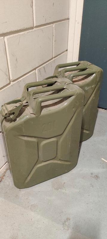 2x 20L tanks, moet weg! beschikbaar voor biedingen