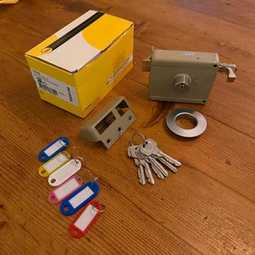 Yale oplegslot 634-50 met 6 sleutels beschikbaar voor biedingen