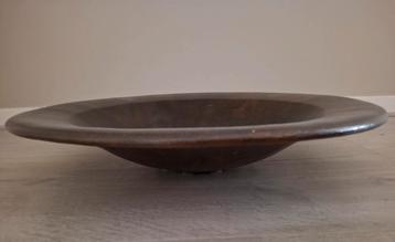 Grote aardewerken schaal beschikbaar voor biedingen