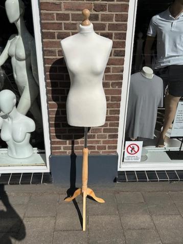 paspop op houten 3 poot standaard / etalagepop torso buste beschikbaar voor biedingen