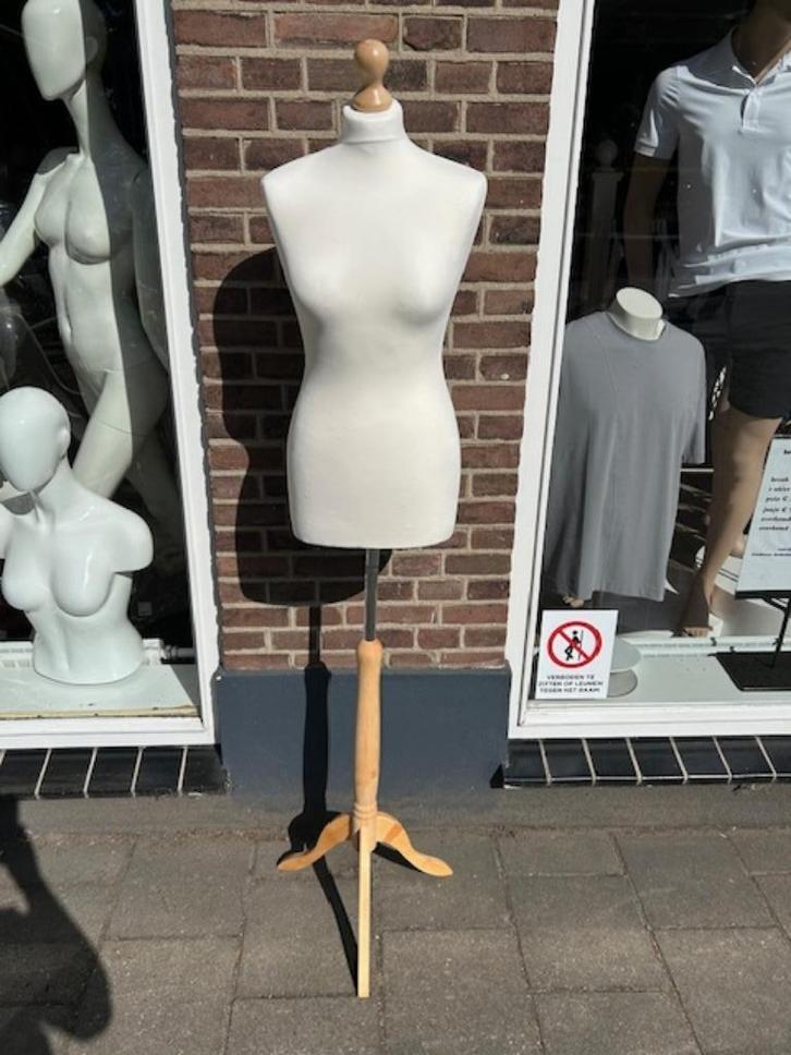paspop op houten 3 poot standaard / etalagepop torso buste, Kleding | Dames, Overige Dameskleding, Nieuw, Ophalen of Verzenden