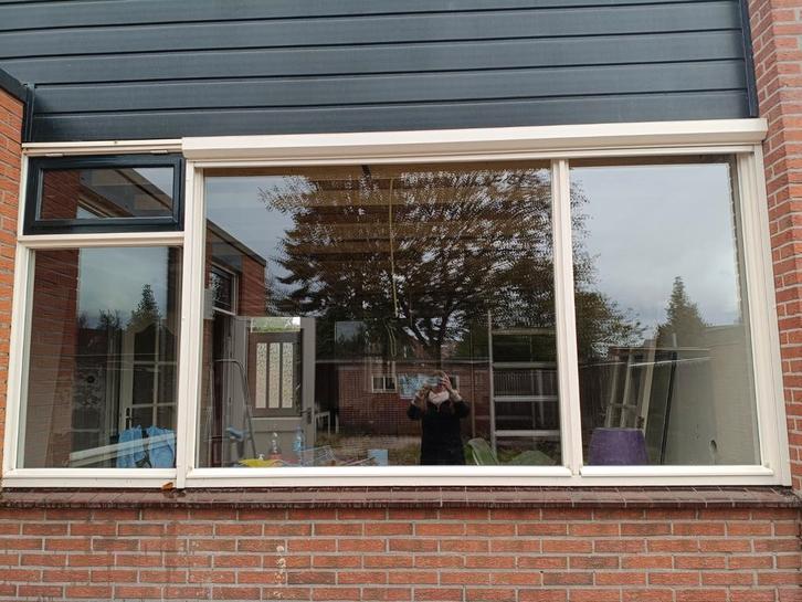 Houten kozijn met klap raampje en screen zonnewering, Doe-het-zelf en Verbouw, Kozijnen en Schuifpuien, Zo goed als nieuw, Raamkozijn