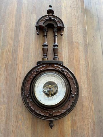 oude barometer met gebroken glas beschikbaar voor biedingen