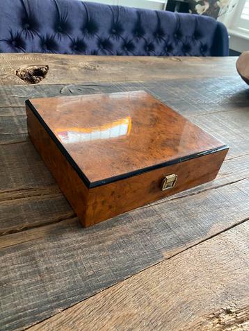 Kleine humidor beschikbaar voor biedingen