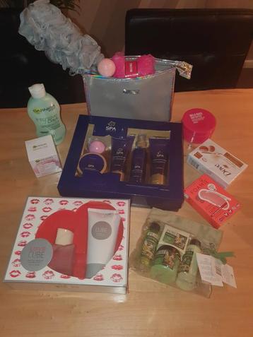 Mooie Set Beauty Artikelen beschikbaar voor biedingen