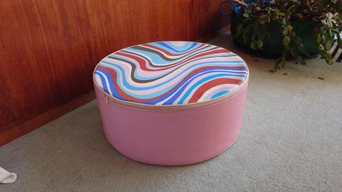 Retro poef voetenbankje van kunststof; vintage jaren 60/70, Huis en Inrichting, Banken | Voetenbanken en Poefen, Gebruikt, Minder dan 50 cm