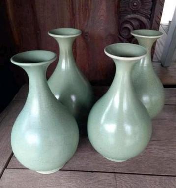 4 vintage groene keramische vazen, 30 cm hoog.
Doorsnede 15  beschikbaar voor biedingen