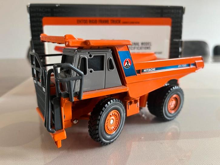 Hitachi EH 700 mijn dumper Ertl 15712, Hobby en Vrije tijd, Modelauto's | 1:50, Zo goed als nieuw, Hijskraan, Tractor of Landbouw