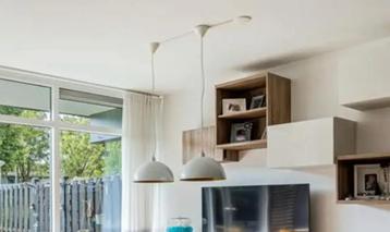 Set van 2 witte hanglampen, gouden binnenkant beschikbaar voor biedingen